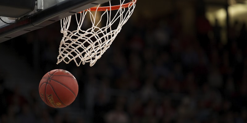 NBA篮球比赛扣篮精彩瞬间 - 球员在空中完成灌篮动作